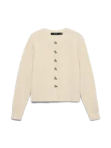 Cardigan de punto color beige con cuello redondo y mangas largas. Presenta un cierre frontal con botones metálicos decorativos en forma de flor plateada.