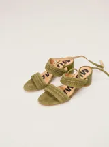 Sandalias de gamuza color bordó con taco bloque de charol, tiras con pespuntes artesanales en cuero y tira fina ajustable al tobillo.