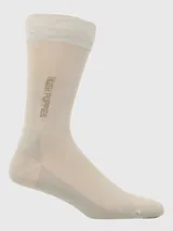 Medias de caña media Hush Puppies color beige, con logo de la marca estampado verticalmente en el lateral.