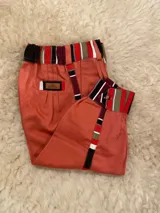 Bombacha de campo de corte tradicional, confeccionada en acrocel de algodón color beige, con detalles en tela a contratono en los laterales, puños y pretina. Cuenta con bolsillos laterales y cierre frontal con botón.