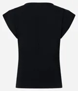 Top ajustado color rojo, con cuello redondo y mangas cortas tipo hombreras o almohadillas. El tejido parece ser de punto o viscosa con buena caída y presenta un fruncido horizontal a la altura de la cintura.