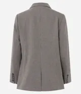 Blazer sastre de corte regular con estampado de cuadros, solapas clásicas y cierre frontal de doble botón. Presenta bolsillos embutidos y un diseño estructurado con forro interior.