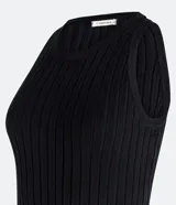 Blusa musculosa negra de tejido de punto acanalado, con escote redondo y tirantes anchos, de corte ajustado y diseño liso.