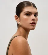 Par de aros ear cuff asimétricos con diseño orgánico inspirado en tulipanes, con acabado texturizado y detalles de hojas en relieve.
