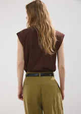 Camiseta marrón de corte recto, con cuello redondo, hombreras y diseño de manga corta.