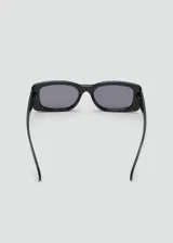 Lentes de sol Nimes con montura rectangular de policarbonato negro y detalles metálicos de cobre.