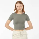 Camiseta cropped de manga corta color verde militar, con cuello redondo y corte ajustado.