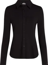 Camisa negra de corte slim, con cuello inglés, mangas largas y puños con aberturas.