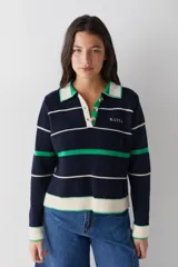 Buzo de punto estilo polo, con diseño a rayas horizontales en azul marino, verde y crema. Presenta cuello camisero con cierre frontal de tres botones, mangas largas y puños acanalados. Incluye el logo de la marca bordado en el pecho.