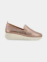 Zapatilla slip on de mujer color oro rosado metalizado, con puntera perforada y suela plataforma blanca gruesa.