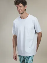 Remera de algodón pesado de manga corta y cuello redondo, con corte clásico y etiqueta pequeña en el ruedo.