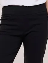 Pantalón de gabardina elastizada color beige, de corte recto, con bolsillos simulados en el frente y bolsillos aplicados en la parte trasera.