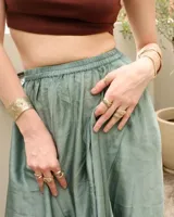 Anillo de diseño abierto con textura escamada que simula la piel de una serpiente, elaborado artesanalmente en metales nobles.