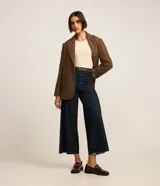 Blusa de algodón color negro, de corte ajustado, con cuello redondo y mangas largas.