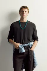 Camiseta relaxed fit de manga larga y cuello redondo de la colección Aaron Levine x Zara.
