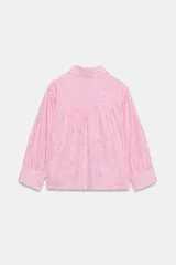 Camisa de manga larga con cuello solapa, cierre frontal con botones y puños abotonados. Presenta un diseño de rayas verticales combinadas con un estampado floral lineal superpuesto.