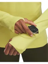 Buzo deportivo de manga larga con cierre frontal de media longitud, cuello alto y orificios para los pulgares en los puños. Confeccionado en tejido elástico que absorbe el sudor y se seca rápidamente.