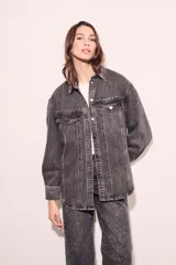 Sobrecamisa oversize de jean color gris oscuro con tachas plateadas en cuello y bolsillos.
