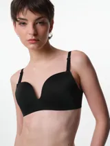 Soutien con copas preformadas sin aro, de diseño minimalista y liso. Cuenta con breteles ajustables y cierre posterior con broches multiposición.