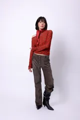 Pantalón wide leg color ladrillo de tela texturizada con cierre de botones.