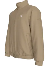 Campera color beige con cierre frontal y cuello alto. Logo de la marca en el pecho.