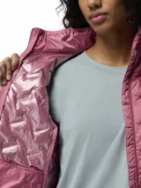 Campera técnica Columbia modelo Delta Ridge II, color rosado, con diseño acolchado de patrón geométrico, cierre frontal completo, cuello alto y bolsillos laterales con cierre.