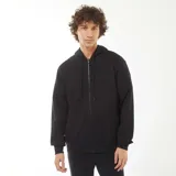 Buzo negro con capucha, cierre frontal con cremallera y bolsillos laterales.