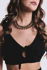 Top negro crop con tiras regulables, escote en V y detalle de nudo frontal con pequeña abertura.