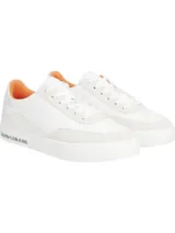 Zapatillas urbanas Calvin Klein Jeans, modelo Classic Cupsole, de color blanco con detalles en beige y forro interior en color naranja. Presentan logo de la marca en la mediasuela, el tobillo y el lateral.