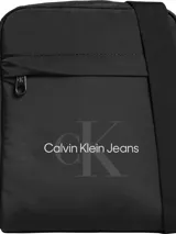 Bandolera negra Calvin Klein Jeans, confeccionada en poliéster reciclado, con correa ajustable, cierre de cremallera y logo estampado en el frente.