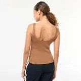 Musculosa de punto acanalado color marrón claro, sin mangas y con escote cuadrado.