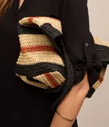 Vestido corto Marfinno de viscosa color negro, con cuello en V, mangas 3/4 y diseño fluido.