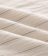 Vestido midi de tirantes finos ajustables, confeccionado en viscosa con estampado de rayas verticales. Presenta escote en V y un pliegue central delantero que aporta movimiento a la prenda.