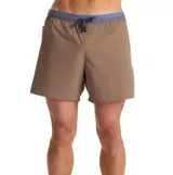 Short de baño Roark modelo Alta de 5 pulgadas, color marrón con cintura elástica en tono azul y cordón de ajuste.