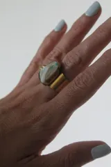 Anillo ajustable de bronce con piedra natural en tonos celestes y blancos.