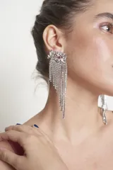 Caravanas colgantes de fiesta con diseño de cascada, elaboradas con incrustaciones de cristales facetados.