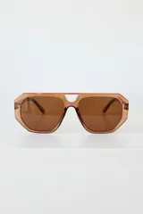 Lentes de sol con armazón de policarbonato negro y cristales tonalidad ámbar, con diseño de puente doble estilo aviador.