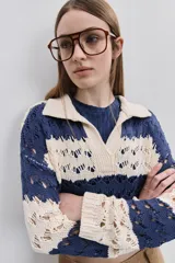 Sweater de punto calado a rayas horizontales marrones y beiges, con cuello tipo polo y escote en V.