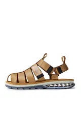 Sandalias tipo trekking color beige, con tiras de nylon ajustables y suela técnica con diseño ergonómico y detalles multicolor en la base.