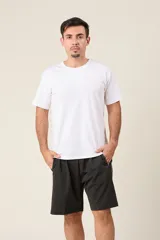 Bermuda deportiva de nylon color negro, de corte suelto, con cintura elástica y cordón de ajuste. Cuenta con detalles de líneas en los costados y bolsillos con cierre.