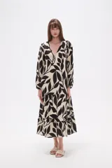 Vestido midi holgado con estampado floral en tonos verde militar y beige, cuello en V, mangas largas y falda con volados.