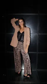 Blazer color beige de corte entallado con mangas 3/4 remangadas.