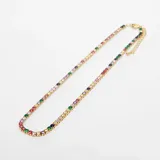 Gargantilla dorada con engarce de cristales de diferentes colores, con cadena extensora.