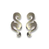 Par de aros plateados con diseño tribal.