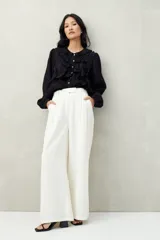 Pantalón blanco a rayas verticales, de corte wide leg y tiro alto.