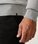 Buzo de tejido de punto con cuello redondo, mangas largas y puños acanalados. Diseño liso y minimalista de la marca Marfinno.