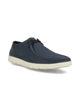 Zapato de estilo casual tipo mocasín en color azul, confeccionado en cuero con costuras reforzadas y suela de goma en tono crema.