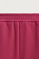 Pantalón jogger relaxed fit color bordó, confeccionado en tejido con algodón e interior forrado en tejido polar. Cuenta con cintura elástica, bolsillos frontales, bolsillos traseros de vivo y detalle de costura frontal en las perneras.