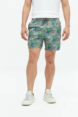 Short de baño con estampado floral en tonos azules, cintura elástica con cordón ajustable, bolsillos laterales y bolsillo trasero.