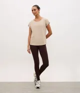 Remera deportiva de microfibra texturizada, con cuello redondo y mangas cortas. Presenta un diseño liso con recortes laterales que favorecen la ventilación.